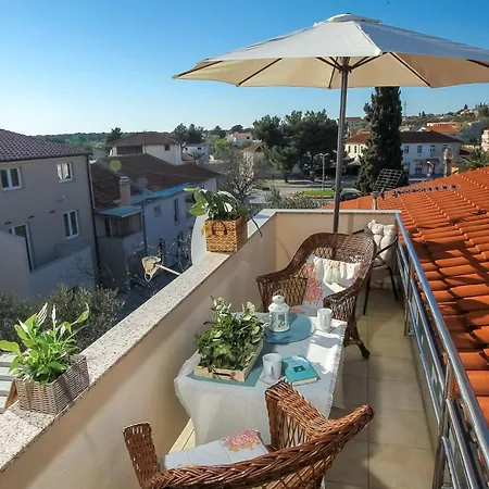 Cozy Retreat With Parking, Balconies & Garden Fireplace Pakoštane