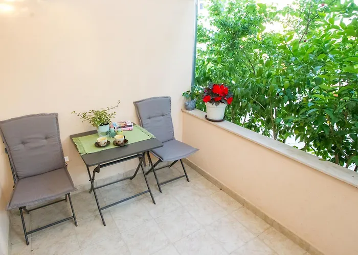 Cozy Retreat With Parking, Balconies & Garden Fireplace Lejlighed *