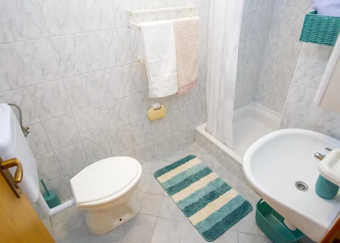 Cozy Retreat With Parking, Balconies & Garden Fireplace Lejlighed Pakoštane
