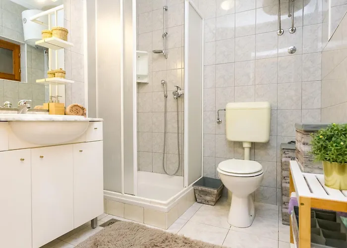 Lejlighed Cozy Retreat With Parking, Balconies & Garden Fireplace