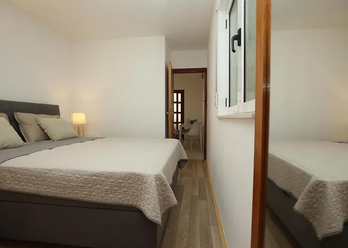 Cozy Retreat With Parking, Balconies & Garden Fireplace Pakoštane
