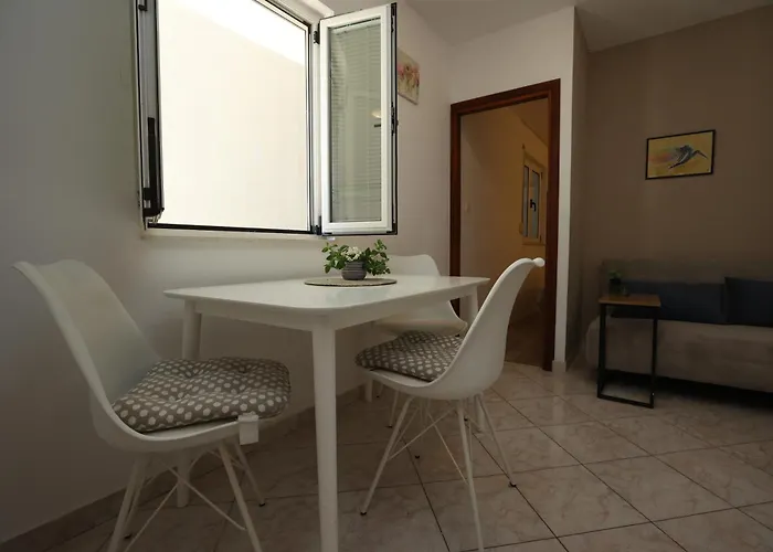 Lejlighed Cozy Retreat With Parking, Balconies & Garden Fireplace *