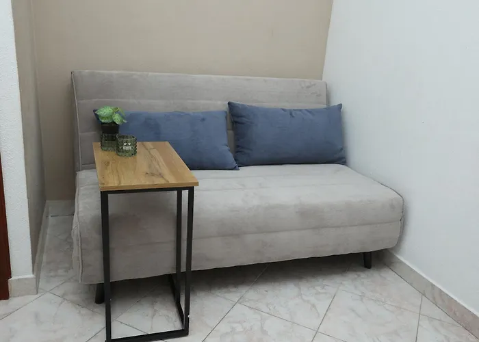 Cozy Retreat With Parking, Balconies & Garden Fireplace Lejlighed Pakoštane