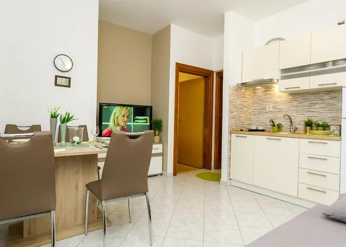 Cozy Retreat With Parking, Balconies & Garden Fireplace Lejlighed *