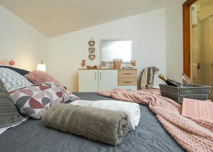 Cozy Retreat With Parking, Balconies & Garden Fireplace Pakoštane