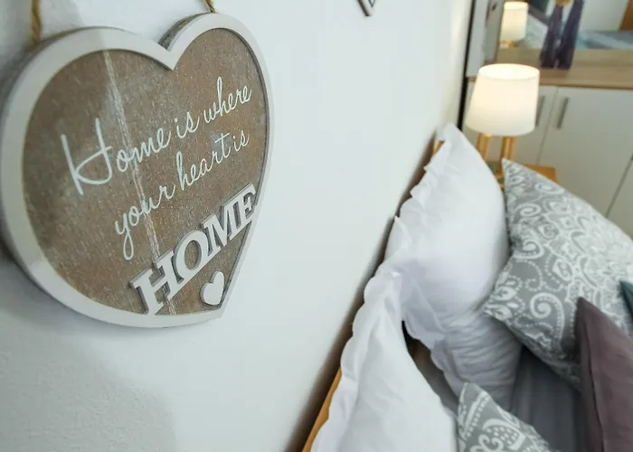Lejlighed Cozy Retreat With Parking, Balconies & Garden Fireplace