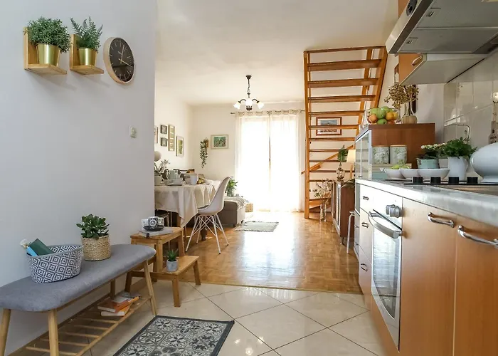 Cozy Retreat With Parking, Balconies & Garden Fireplace *