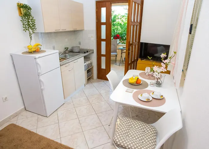 Cozy Retreat With Parking, Balconies & Garden Fireplace Lejlighed *