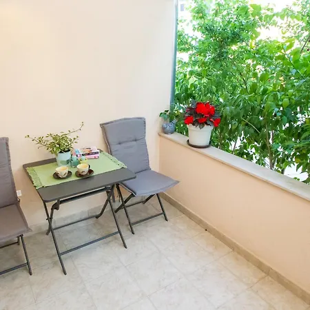 Cozy Retreat With Parking, Balconies & Garden Fireplace 아파트 *