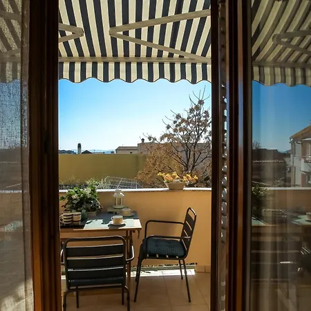 Apartment Cozy Retreat With Parking, Balconies & Garden Fireplace *