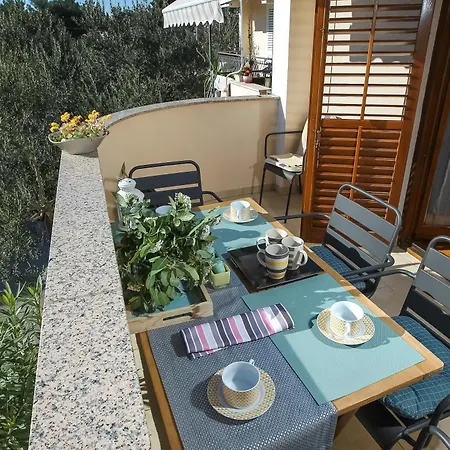 Cozy Retreat With Parking, Balconies & Garden Fireplace 公寓 Pakoštane