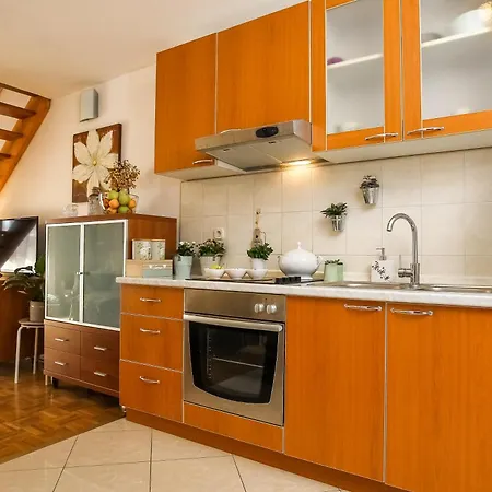 Apartment Cozy Retreat With Parking, Balconies & Garden Fireplace Pakostane