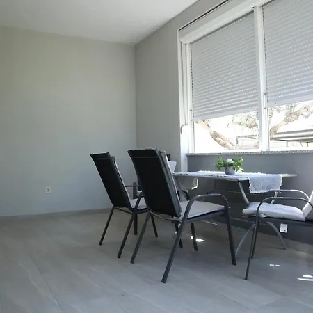 Apartment Cozy Retreat With Parking, Balconies & Garden Fireplace *