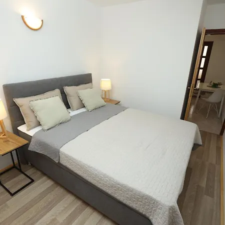 Cozy Retreat With Parking, Balconies & Garden Fireplace 아파트 *
