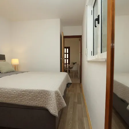 Cozy Retreat With Parking, Balconies & Garden Fireplace Pakoštane