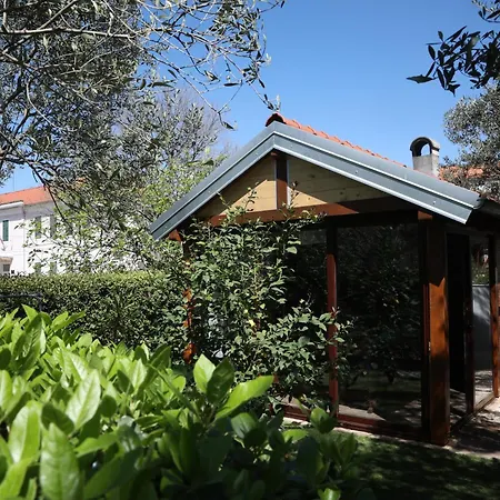 Cozy Retreat With Parking, Balconies & Garden Fireplace 아파트 *