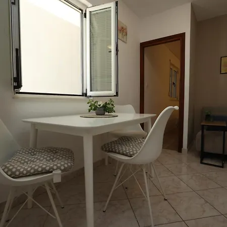 Apartment Cozy Retreat With Parking, Balconies & Garden Fireplace *