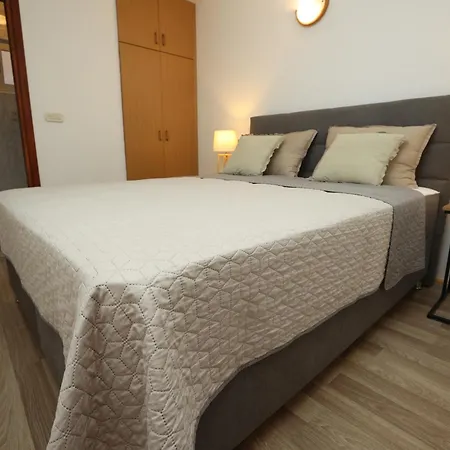 Apartment Cozy Retreat With Parking, Balconies & Garden Fireplace