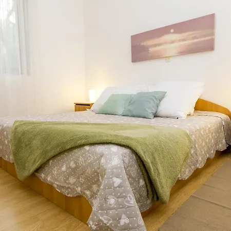 Cozy Retreat With Parking, Balconies & Garden Fireplace 公寓 *