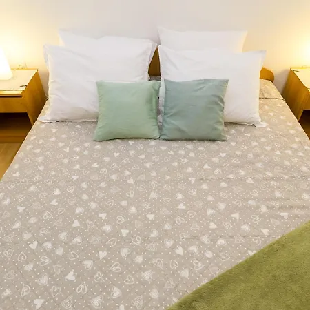 Cozy Retreat With Parking, Balconies & Garden Fireplace 아파트 *