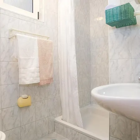 아파트 Cozy Retreat With Parking, Balconies & Garden Fireplace 파코스탄