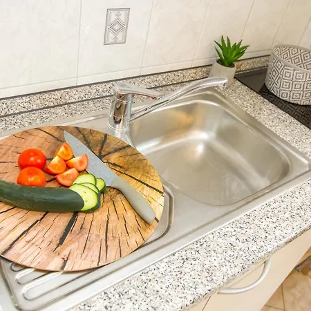 Cozy Retreat With Parking, Balconies & Garden Fireplace * 파코스탄