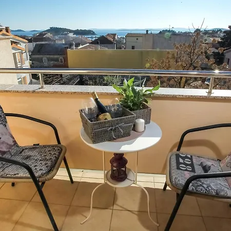 아파트 Cozy Retreat With Parking, Balconies & Garden Fireplace