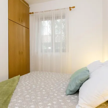 Cozy Retreat With Parking, Balconies & Garden Fireplace 아파트 *