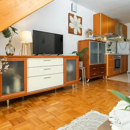 아파트 Cozy Retreat With Parking, Balconies & Garden Fireplace 파코스탄