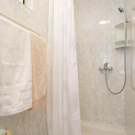 Cozy Retreat With Parking, Balconies & Garden Fireplace 아파트