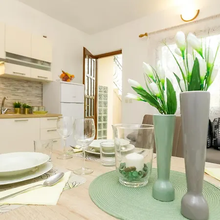 Apartment Cozy Retreat With Parking, Balconies & Garden Fireplace