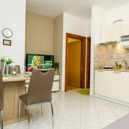 Cozy Retreat With Parking, Balconies & Garden Fireplace 아파트 *