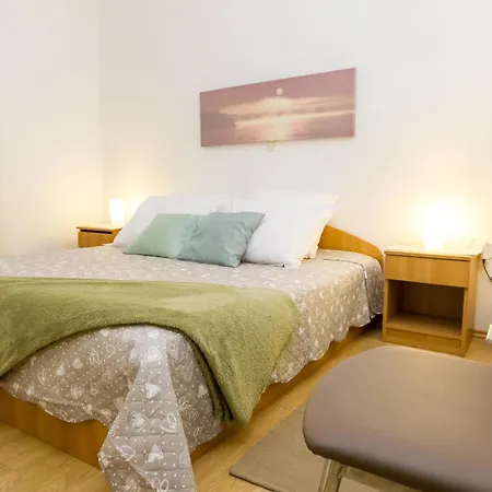 公寓 Cozy Retreat With Parking, Balconies & Garden Fireplace Pakoštane