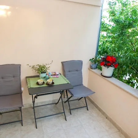 Cozy Retreat With Parking, Balconies & Garden Fireplace