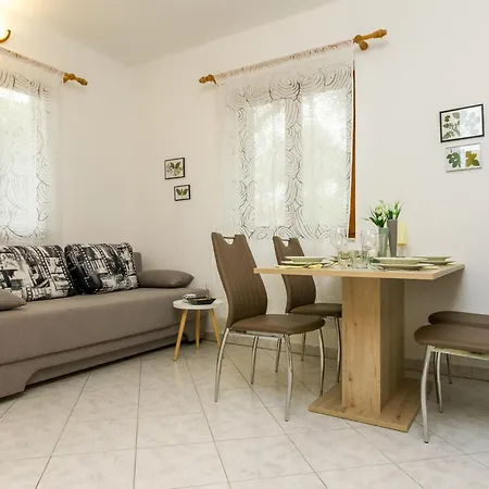 Cozy Retreat With Parking, Balconies & Garden Fireplace 아파트