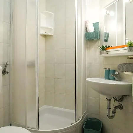아파트 Cozy Retreat With Parking, Balconies & Garden Fireplace