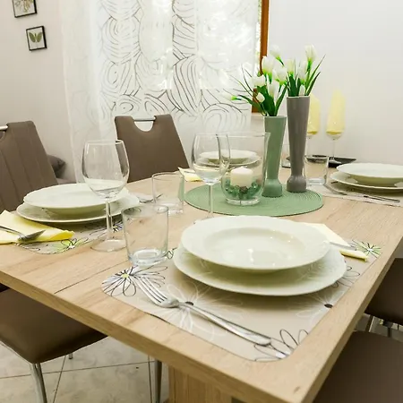 아파트 Cozy Retreat With Parking, Balconies & Garden Fireplace *