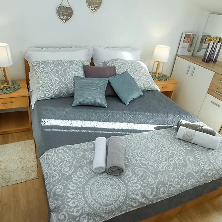 아파트 Cozy Retreat With Parking, Balconies & Garden Fireplace 파코스탄