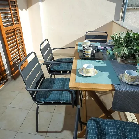 Cozy Retreat With Parking, Balconies & Garden Fireplace *