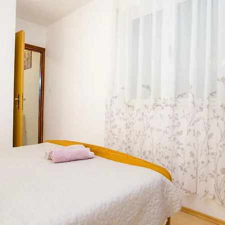 Cozy Retreat With Parking, Balconies & Garden Fireplace * Pakostane