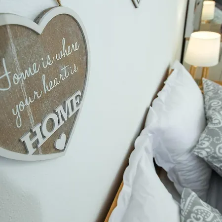 아파트 Cozy Retreat With Parking, Balconies & Garden Fireplace