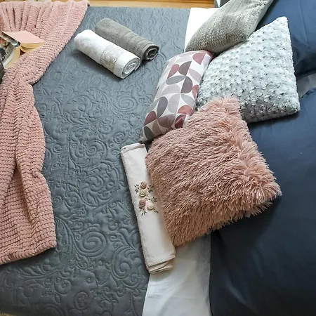 Cozy Retreat With Parking, Balconies & Garden Fireplace 아파트 *