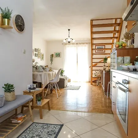 Cozy Retreat With Parking, Balconies & Garden Fireplace *