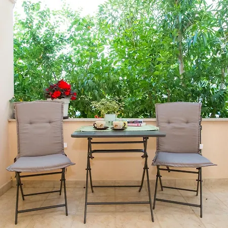 Cozy Retreat With Parking, Balconies & Garden Fireplace Pakostane