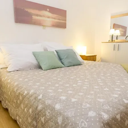 Cozy Retreat With Parking, Balconies & Garden Fireplace * Pakostane