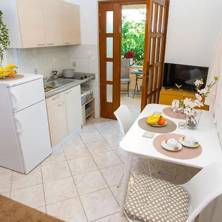 Cozy Retreat With Parking, Balconies & Garden Fireplace 아파트 *