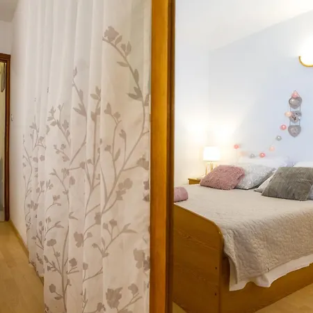 Cozy Retreat With Parking, Balconies & Garden Fireplace 아파트