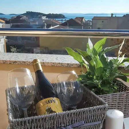 Cozy Retreat With Parking, Balconies & Garden Fireplace 公寓 *