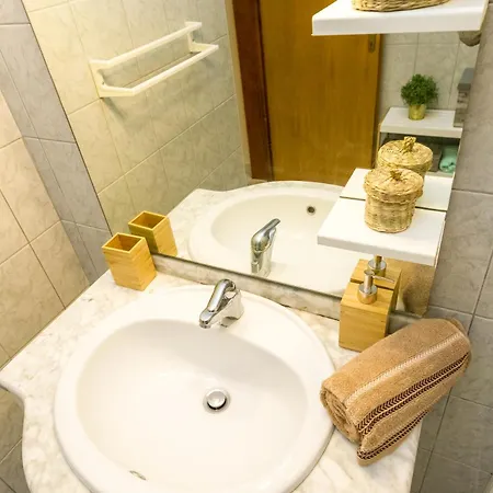 Cozy Retreat With Parking, Balconies & Garden Fireplace 아파트 파코스탄