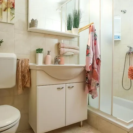 아파트 Cozy Retreat With Parking, Balconies & Garden Fireplace 파코스탄